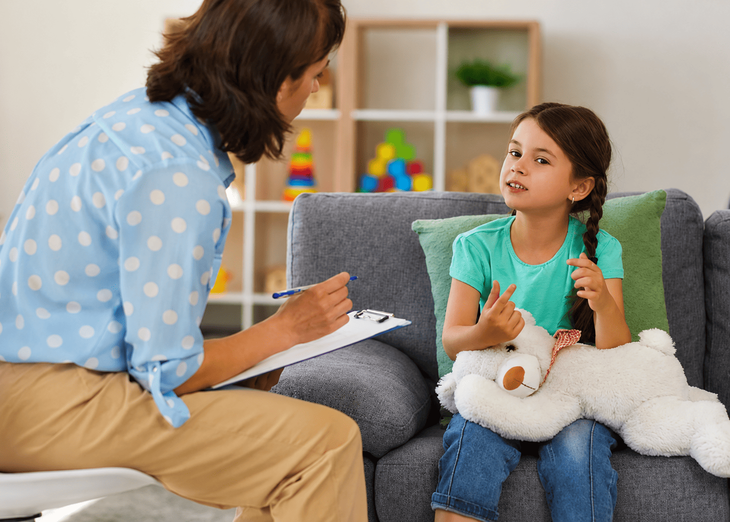 Une enfant échange avec une professionnelle dans un cadre rassurant.
